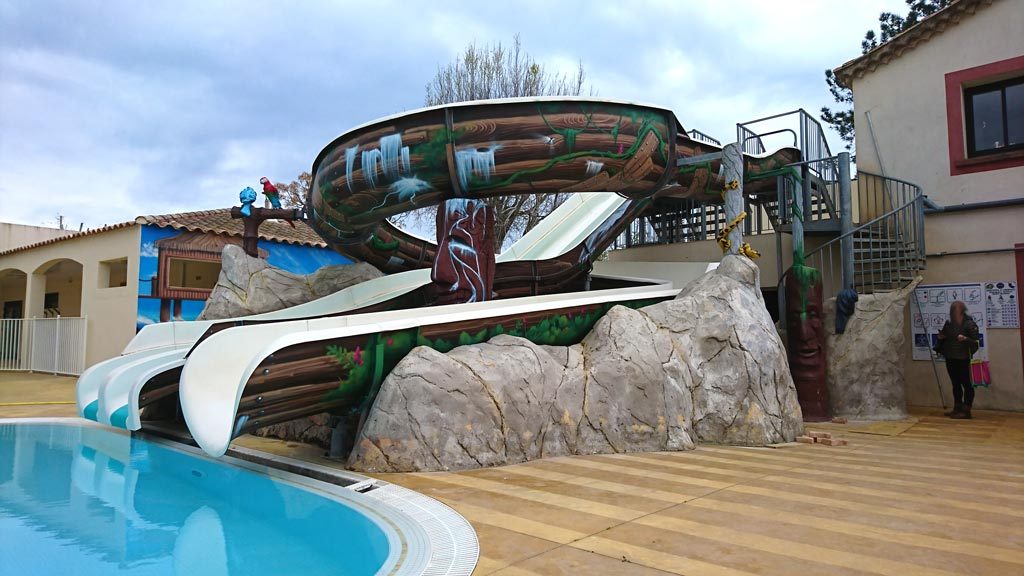 Toboggan du Camping Cayola transformé en décor jungle