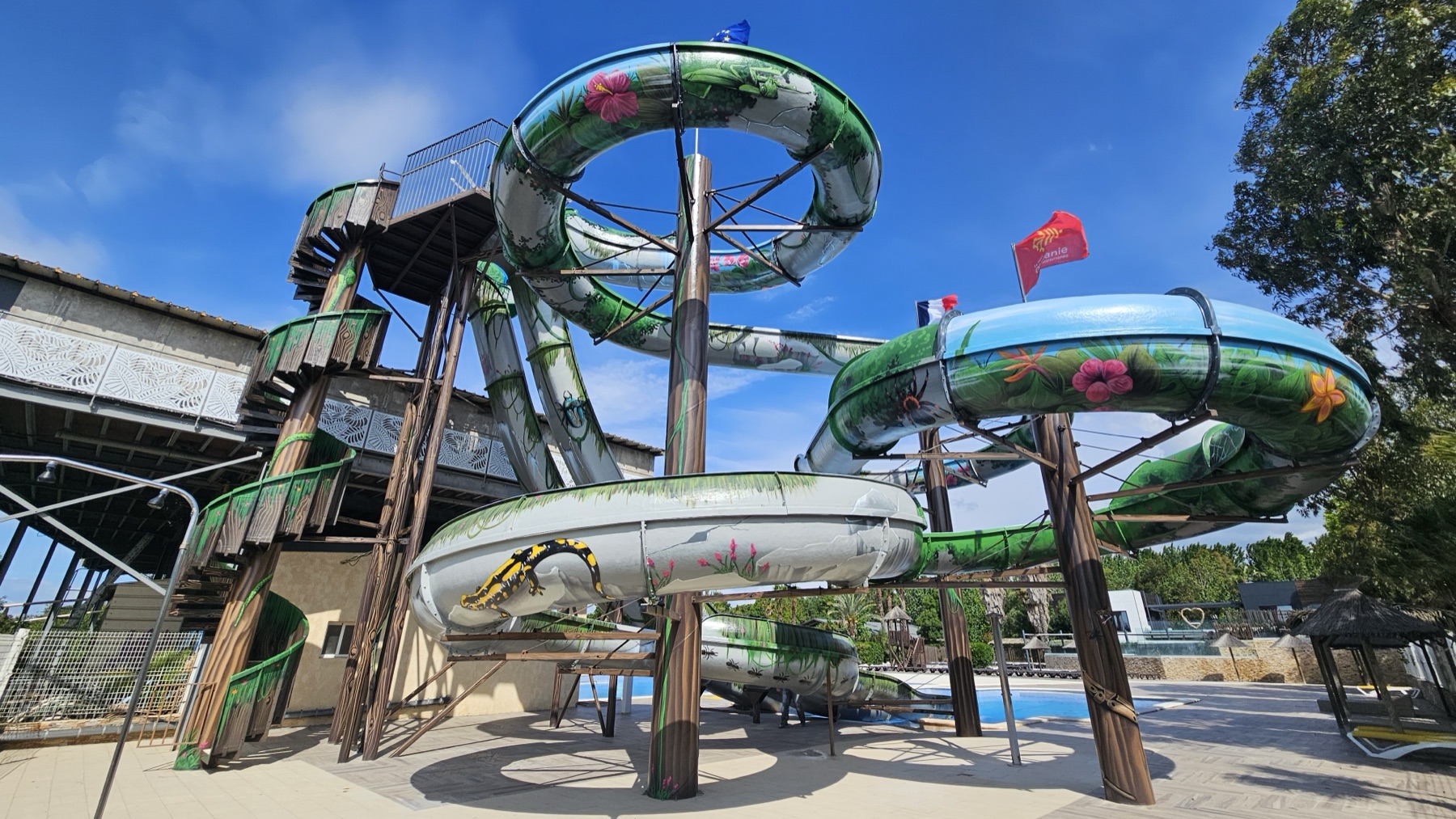 Les mêmes toboggans transformés en décor de jungle tropicale
