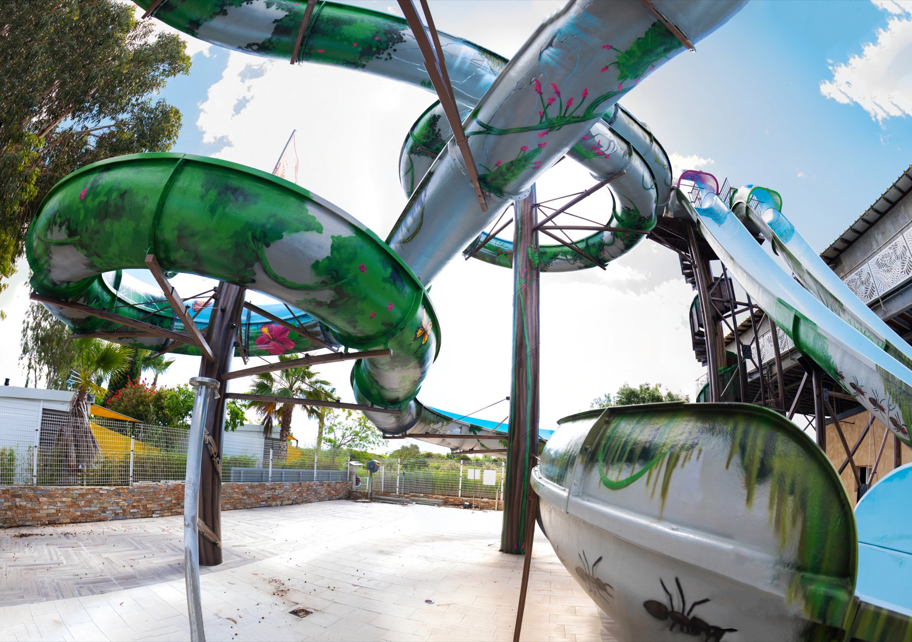Toboggans du Camping Les Mimosas transformés en décor de jungle tropicale par Graffit One